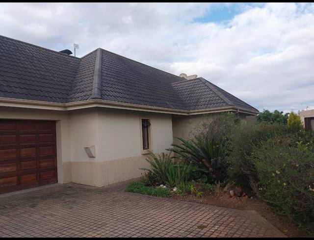 3 BEDROOM HOUSE FOR SALE IN BLUE MOUNTAIN VILLAGE